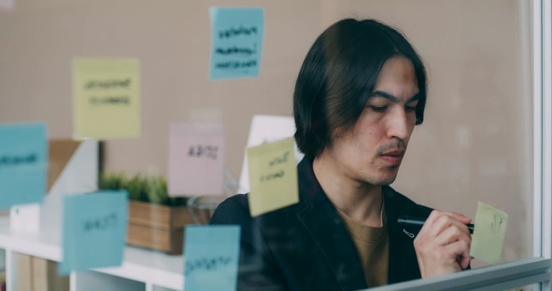 盯着拾荒老人不放,是怜悯?还是想遮羞?